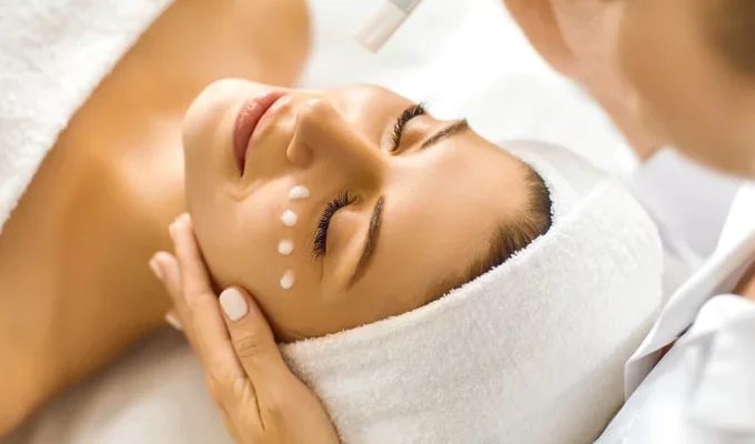 W najnowszym artykule opublikowanym przez Wprost dr n. med. Kamila Padlewska, lekarz dermatolog i specjalista medycyny estetycznej, dzieli się swoją opinią na temat współczesnych trendów w medycynie estetycznej.